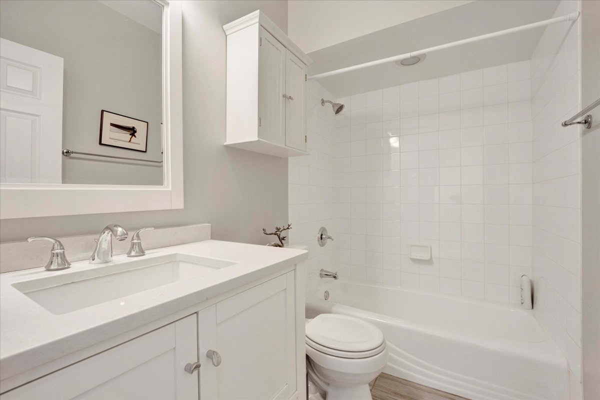 911 W Wrightwood Avenue Unit: 1