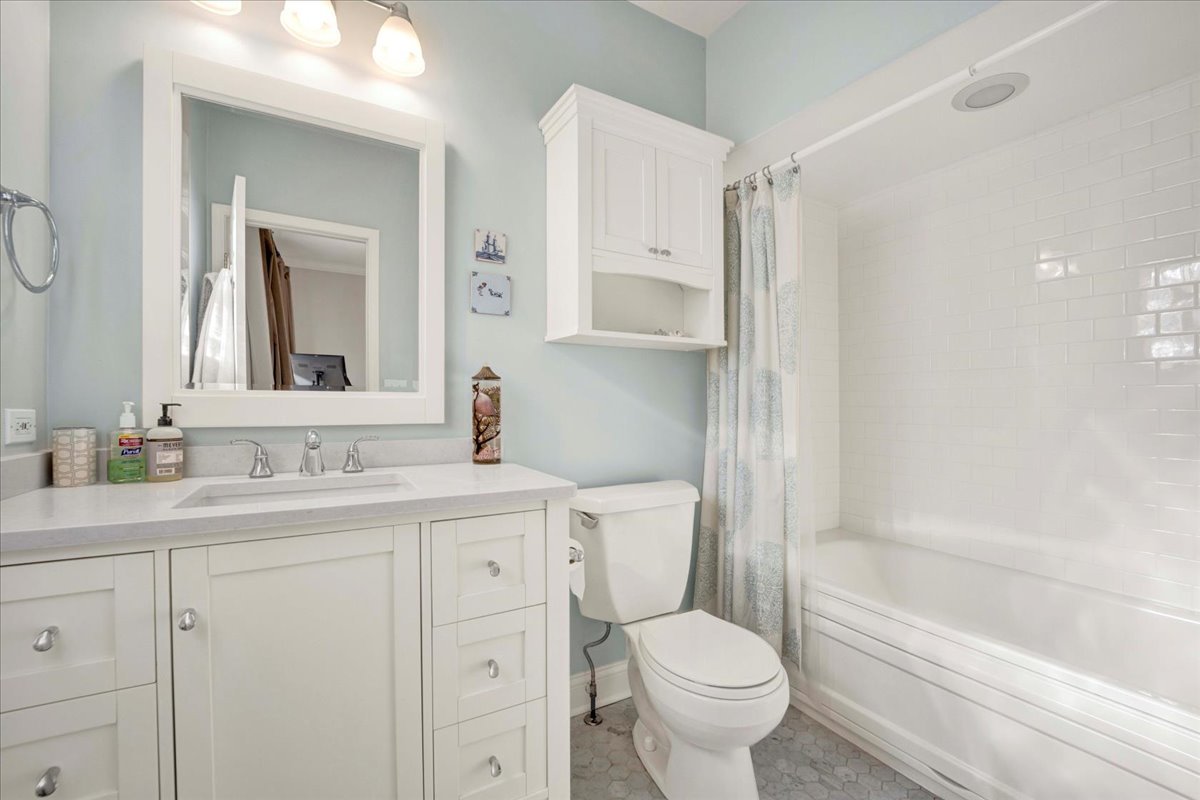 911 W Wrightwood Avenue Unit: 1