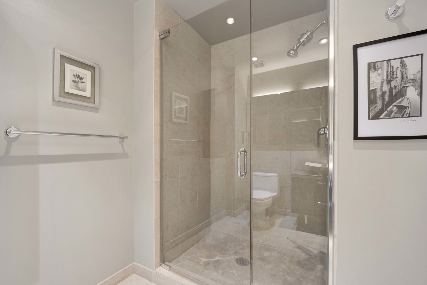 201 W GRAND Avenue Unit: PH8