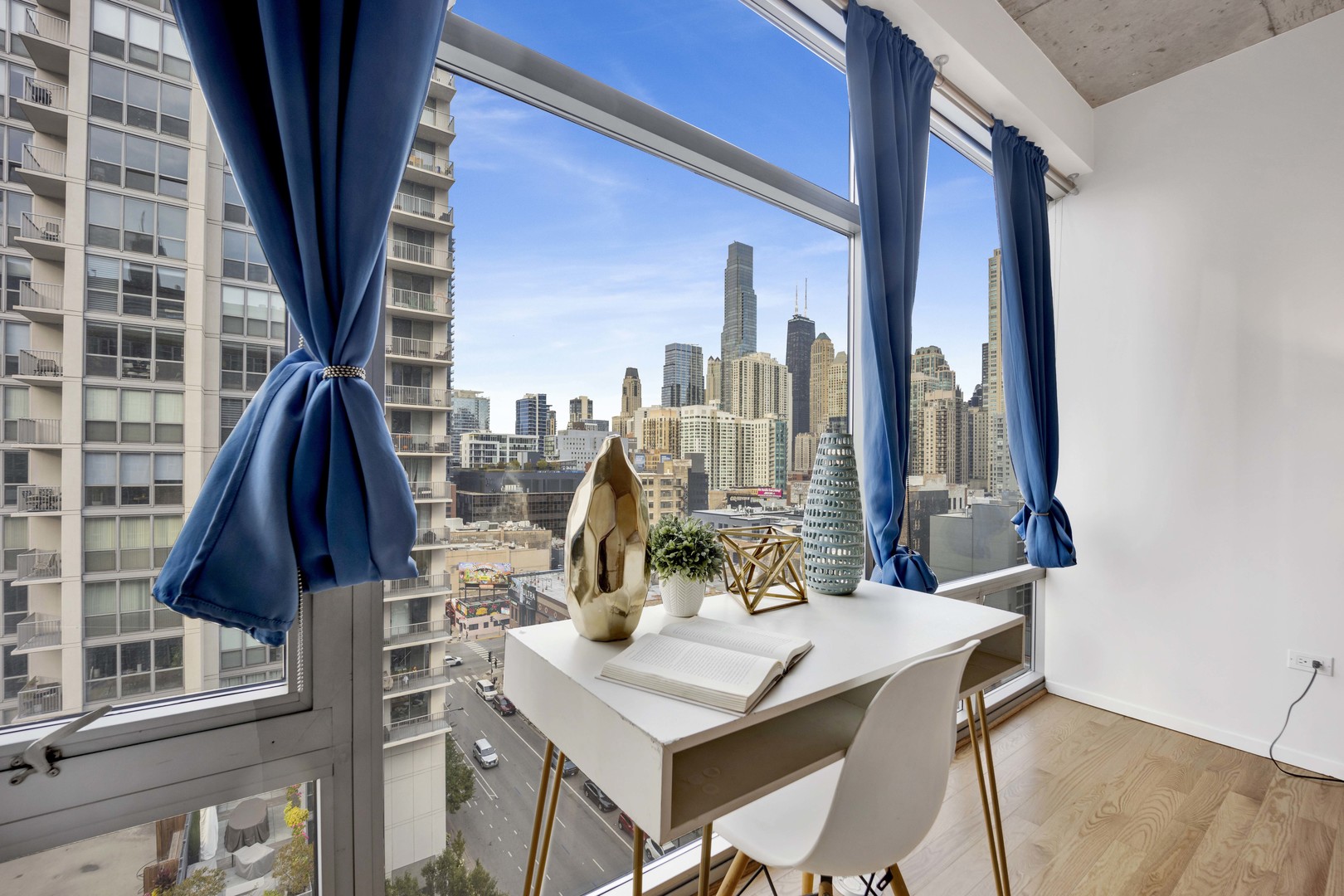 201 W GRAND Avenue Unit: PH8