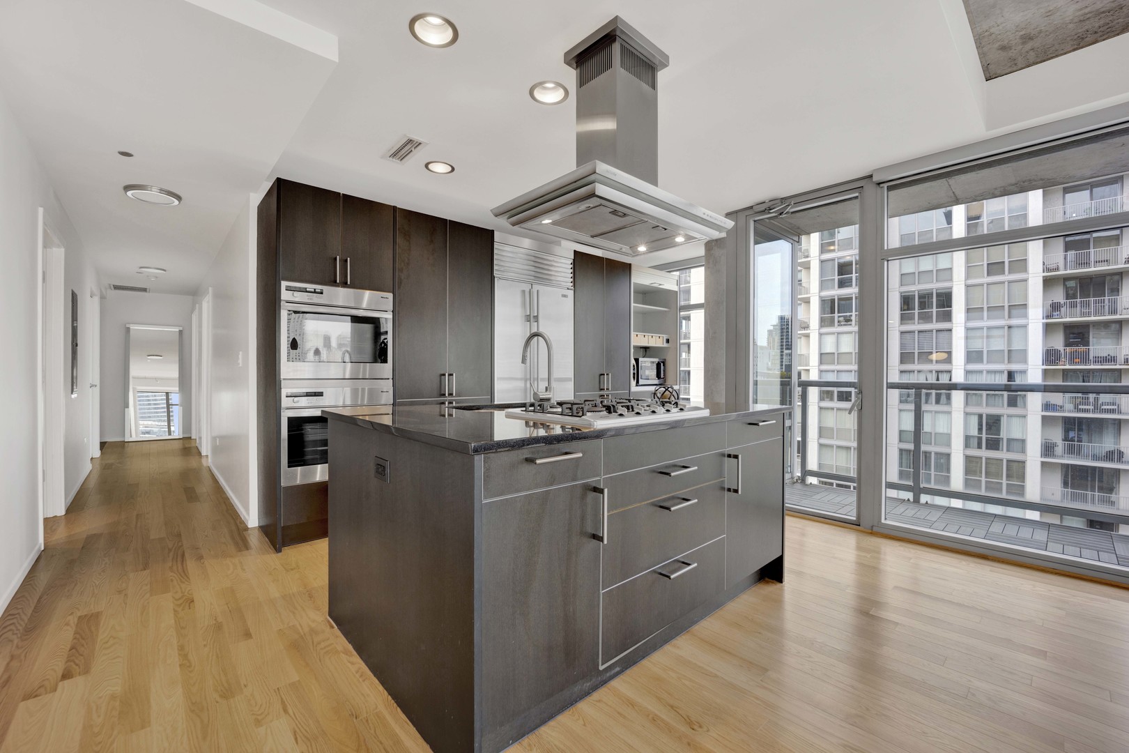 201 W GRAND Avenue Unit: PH8