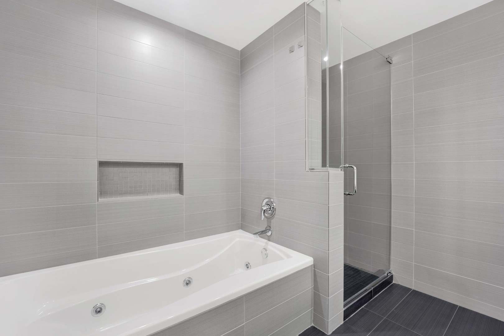 201 W GRAND Avenue Unit: PH8