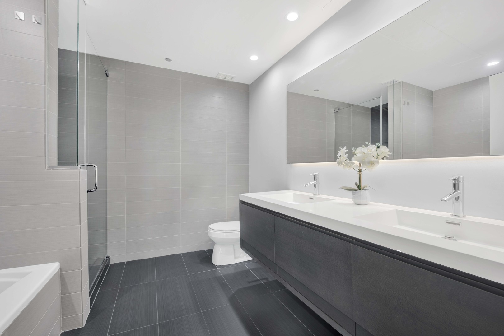 201 W GRAND Avenue Unit: PH8