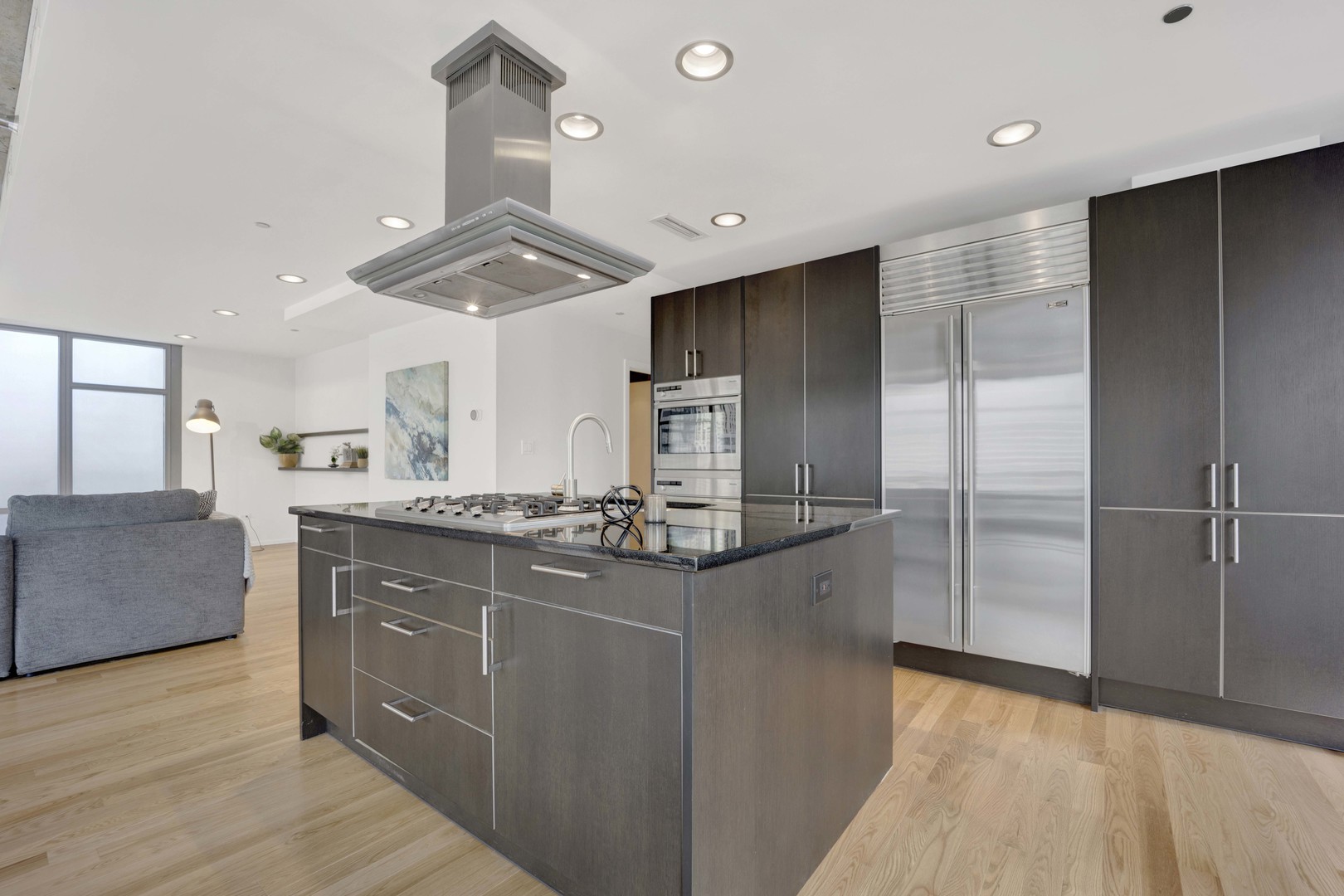 201 W GRAND Avenue Unit: PH8