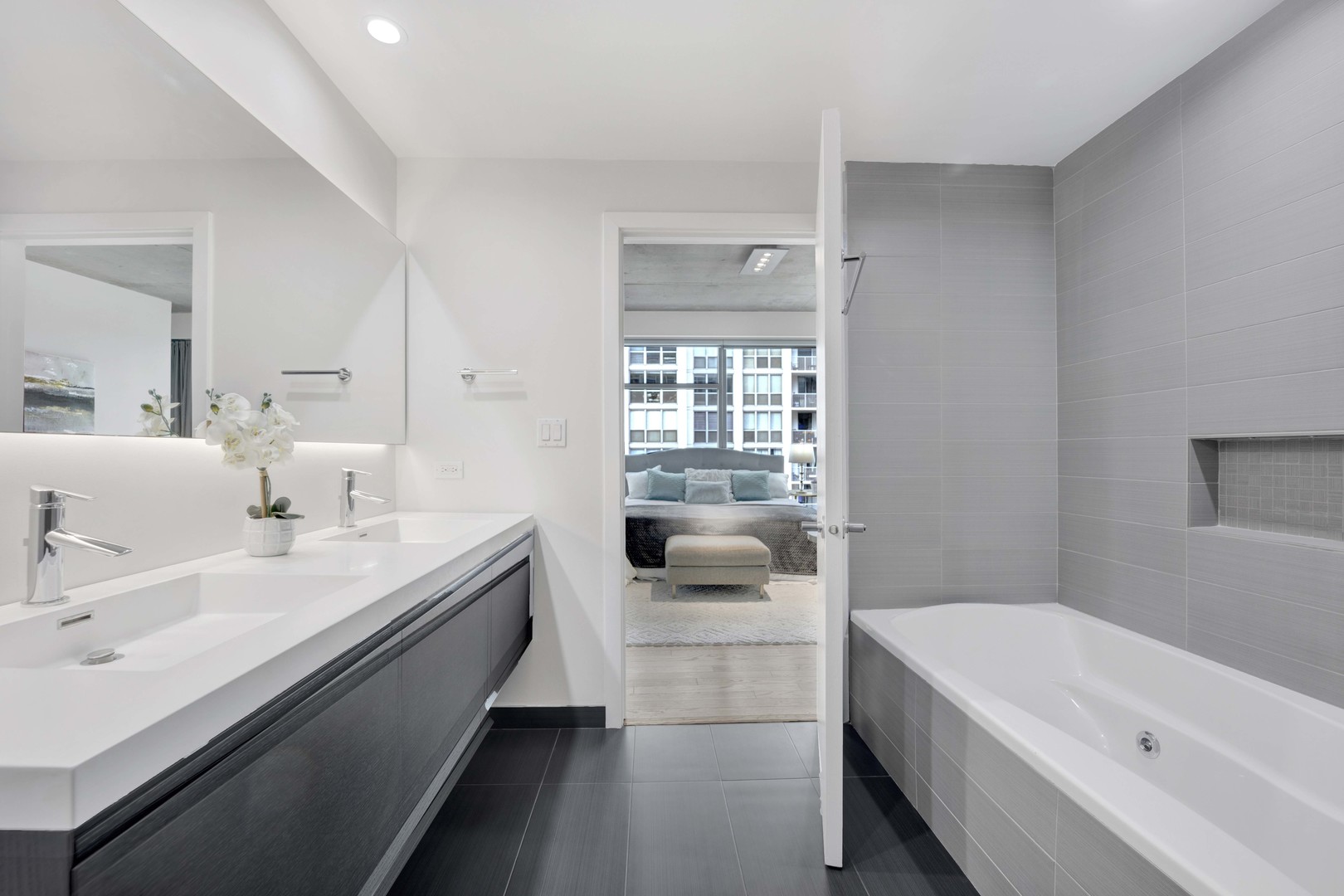 201 W GRAND Avenue Unit: PH8