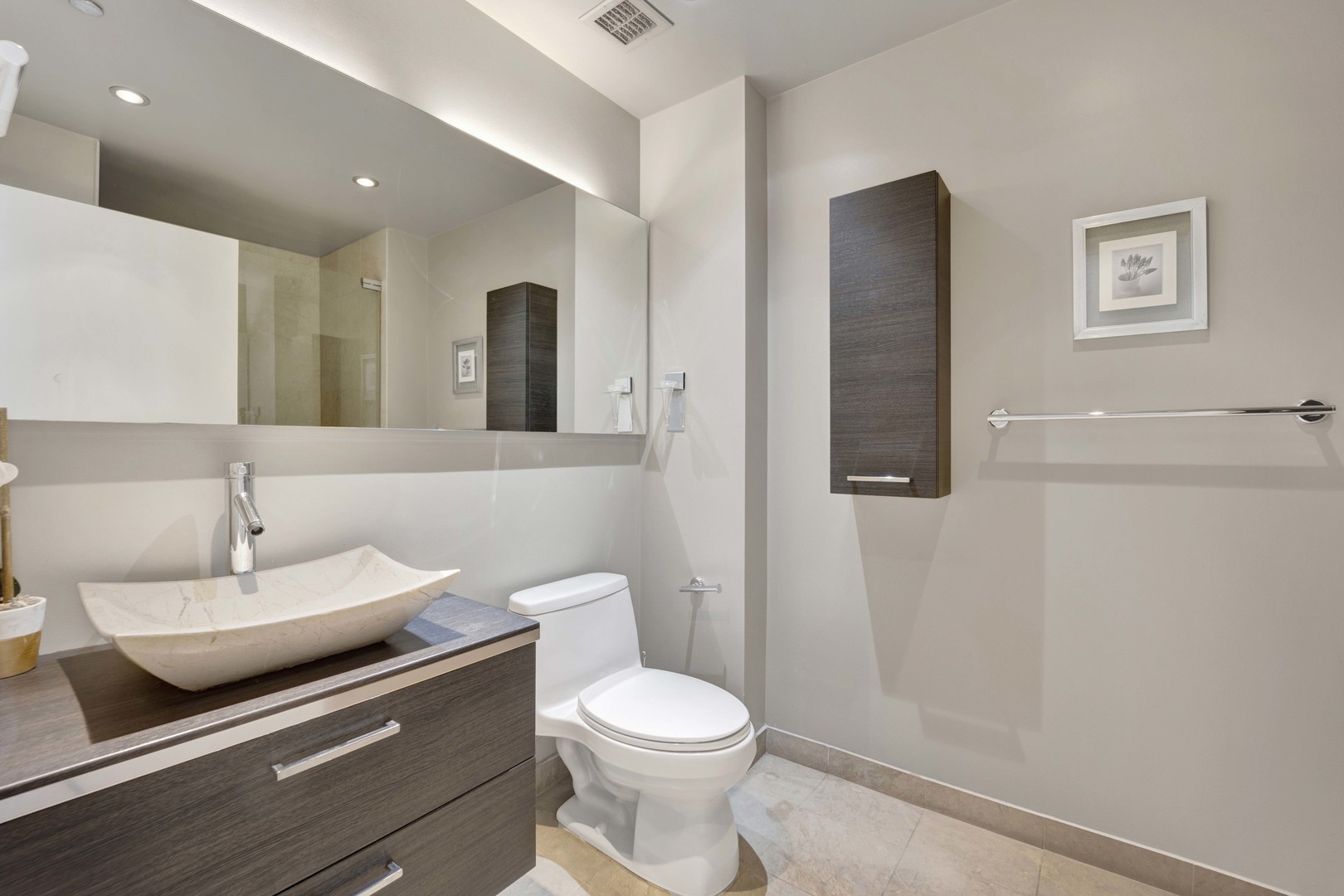 201 W GRAND Avenue Unit: PH8