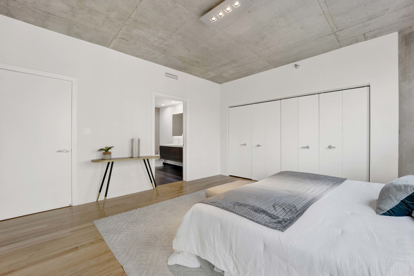 201 W GRAND Avenue Unit: PH8