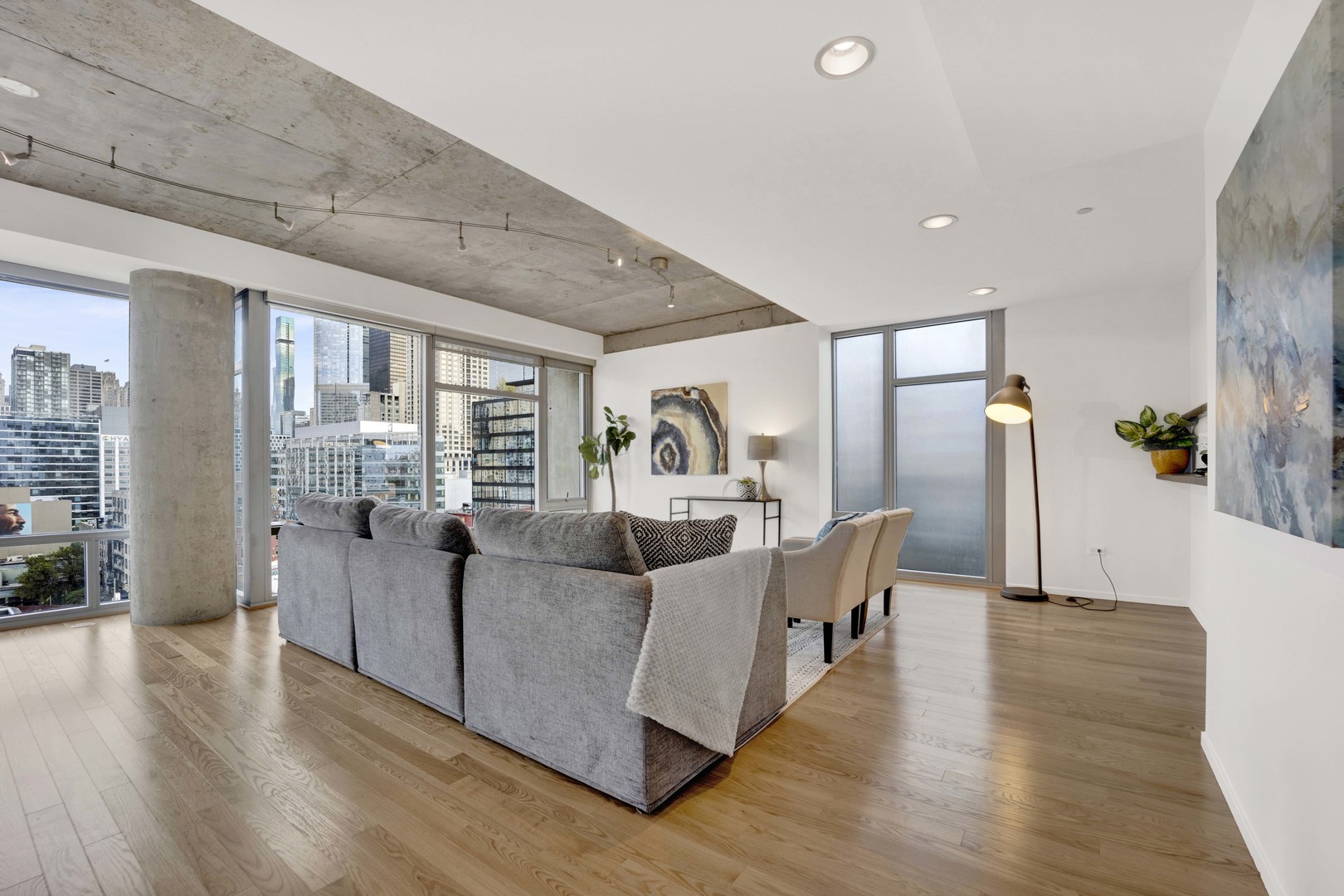 201 W GRAND Avenue Unit: PH8