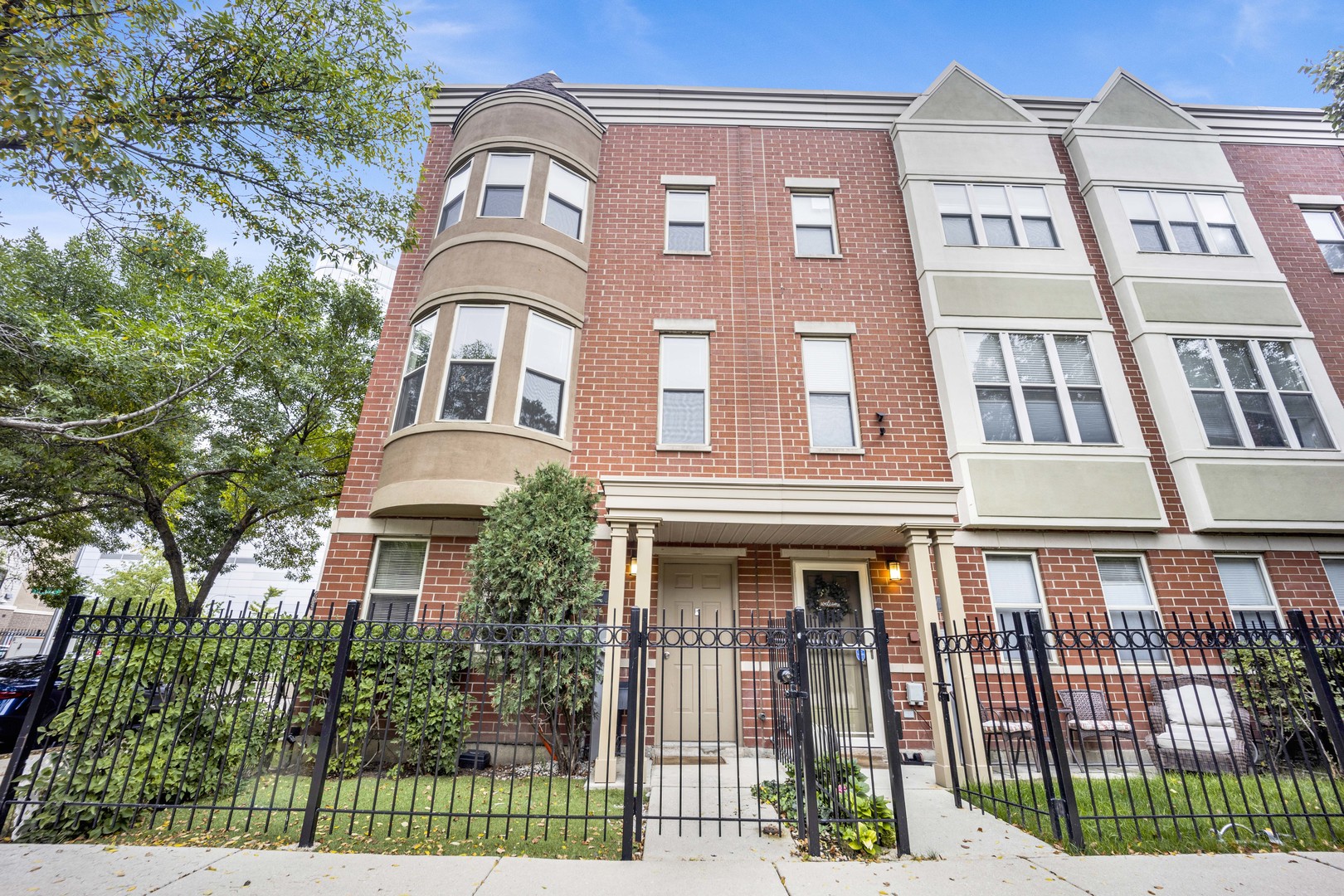 729 W Blackhawk Street