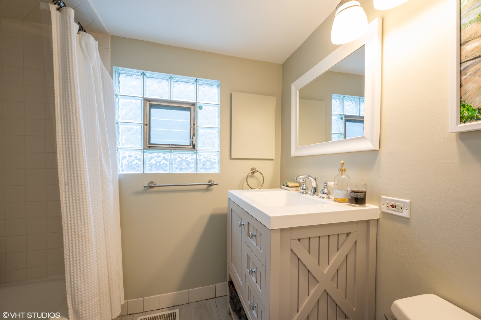 3236 N Leavitt Street Unit: 2