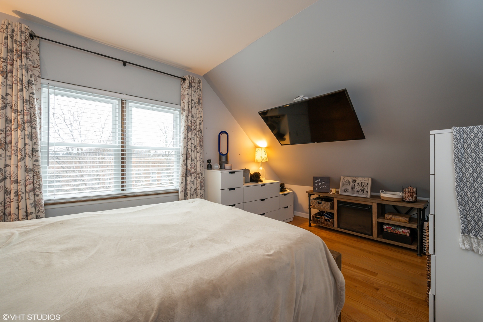 3236 N Leavitt Street Unit: 2
