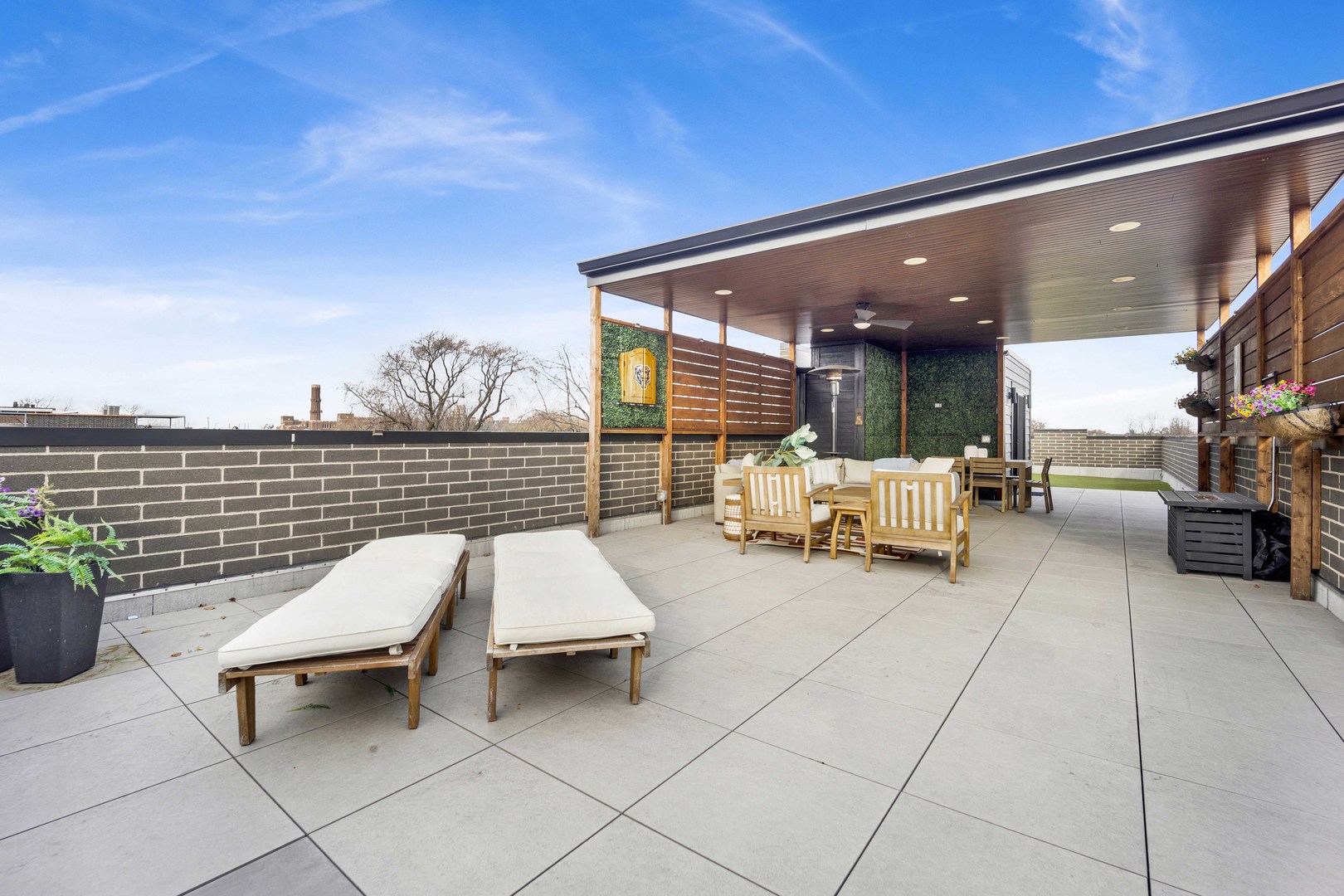 2254 W ROSCOE Street Unit: 2