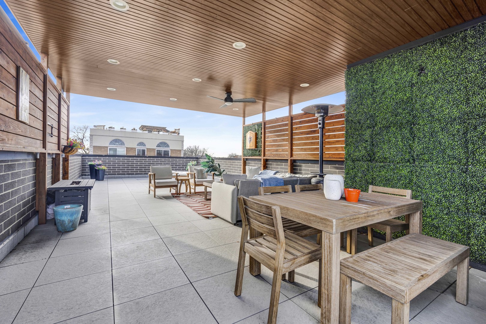 2254 W ROSCOE Street Unit: 2