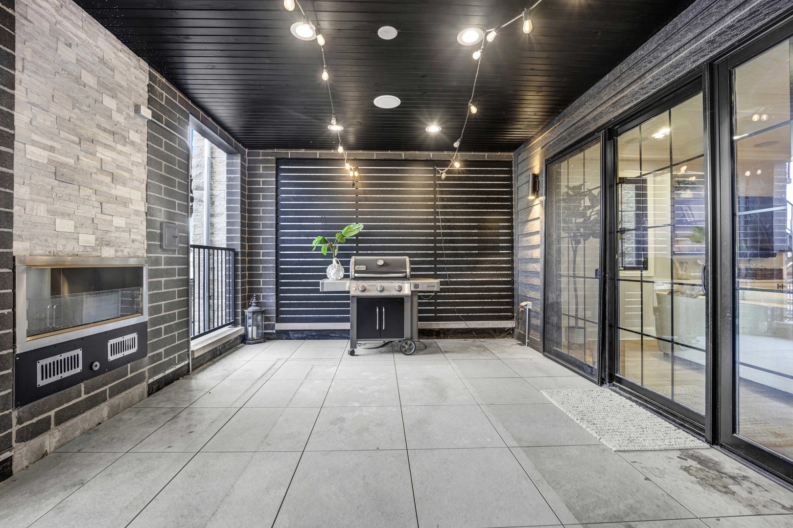 2254 W ROSCOE Street Unit: 2