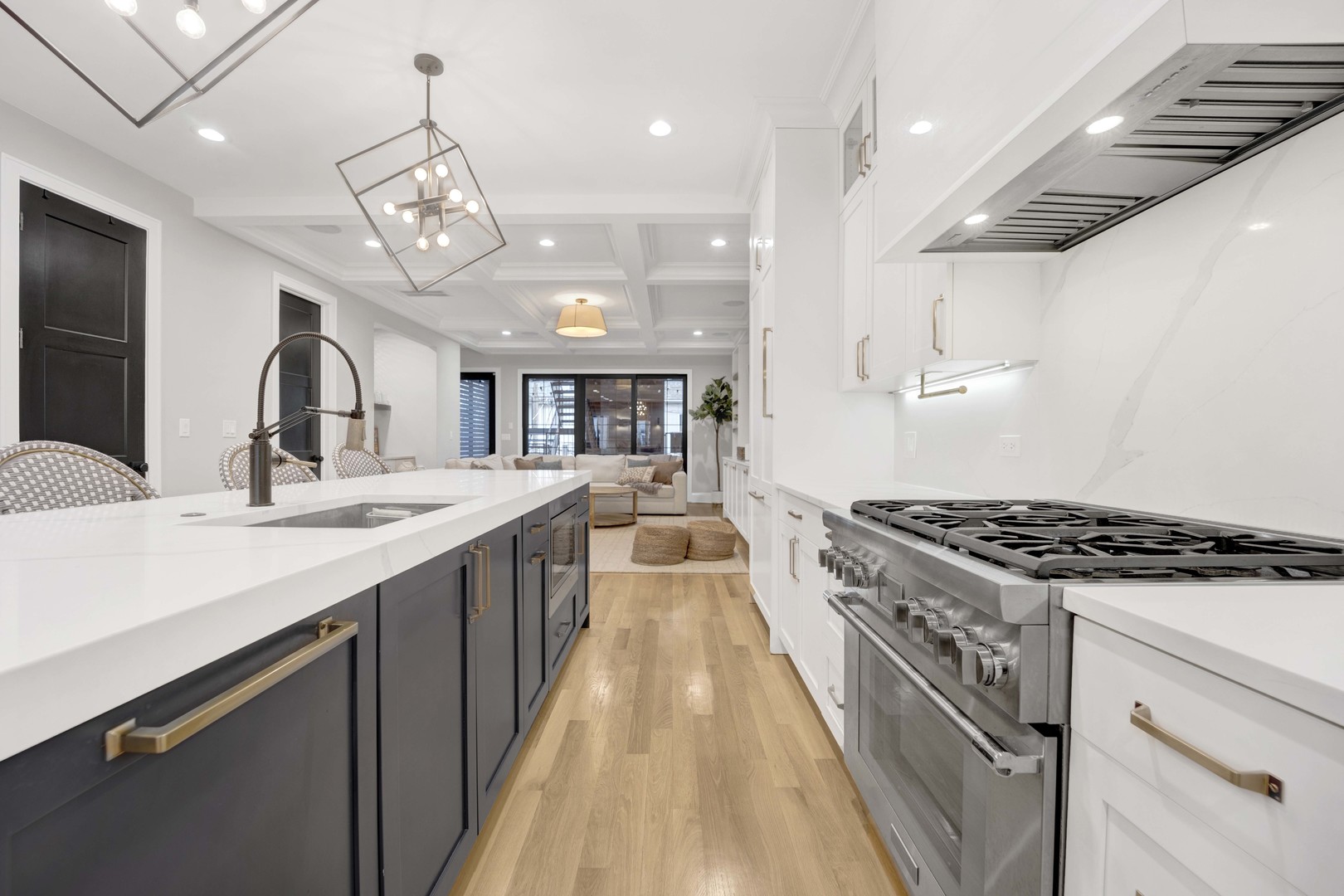 2254 W ROSCOE Street Unit: 2