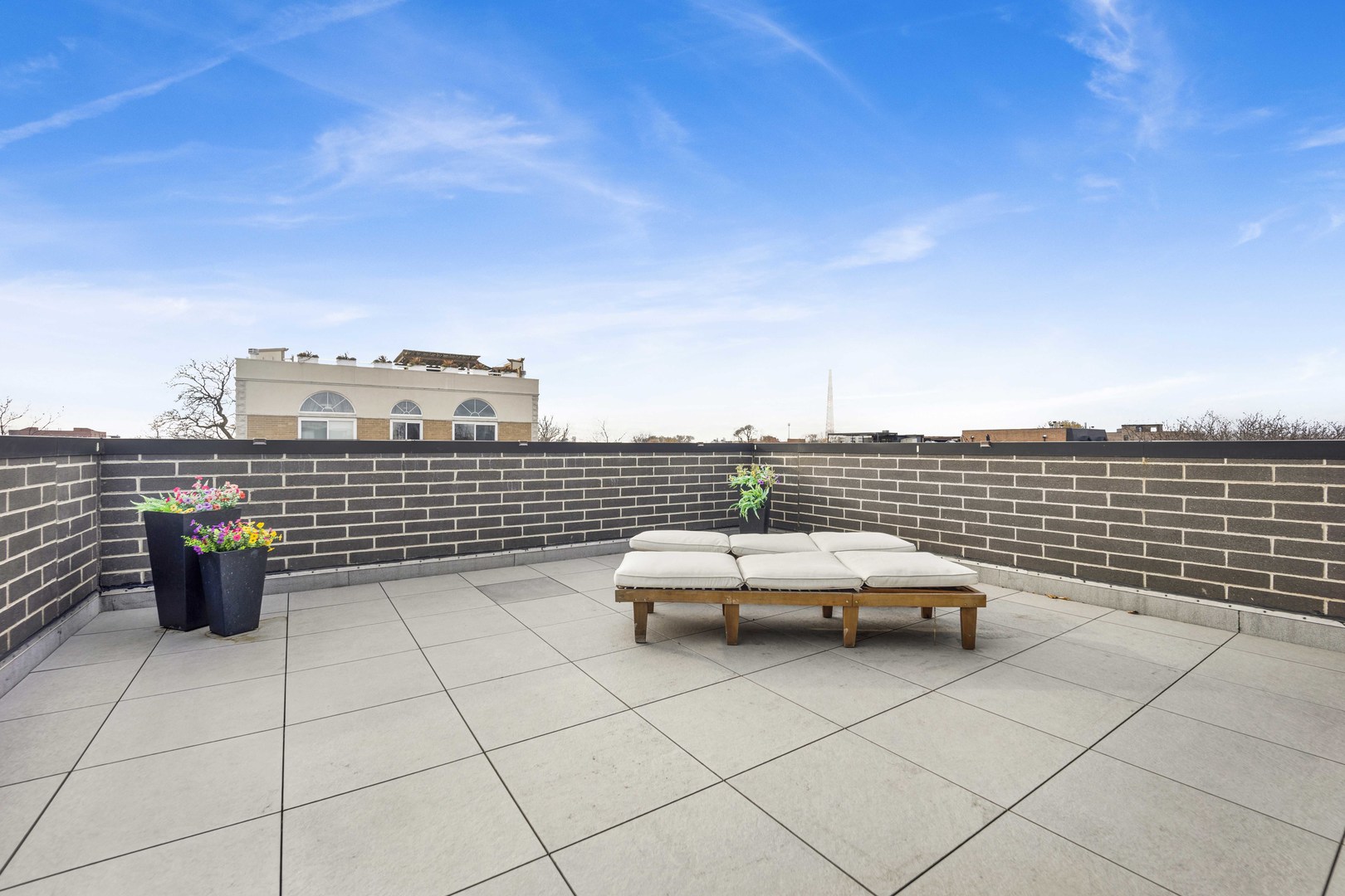 2254 W ROSCOE Street Unit: 2