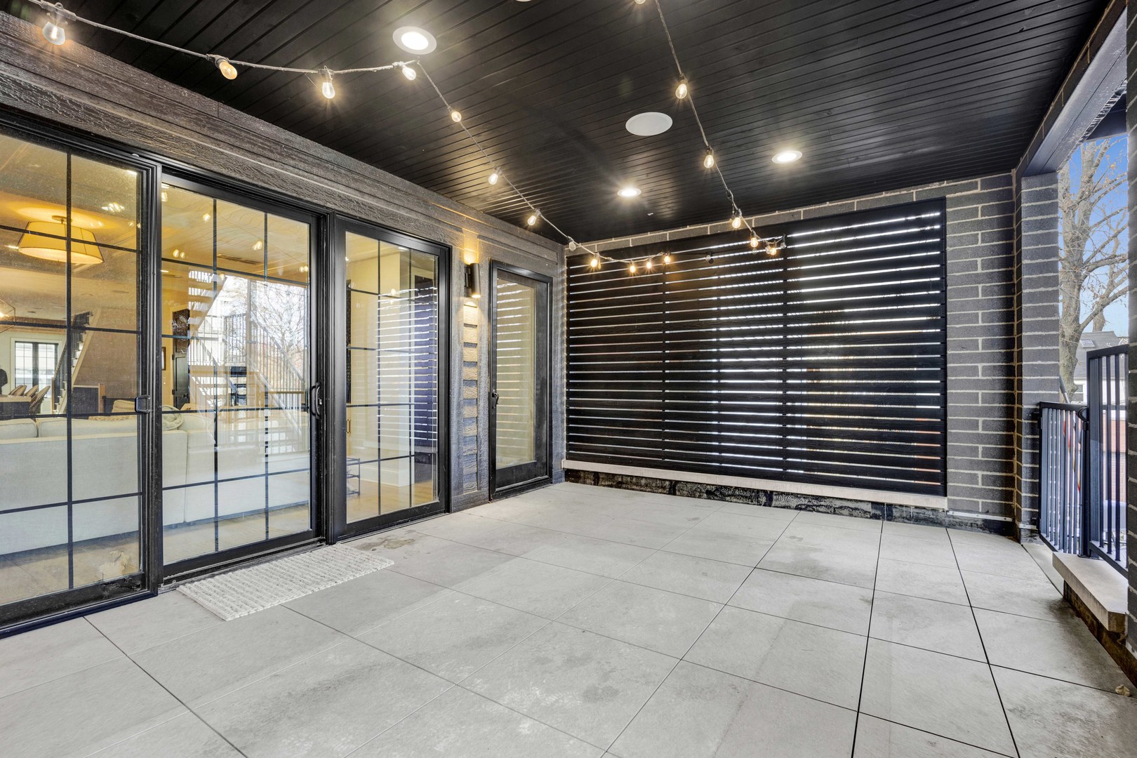 2254 W ROSCOE Street Unit: 2