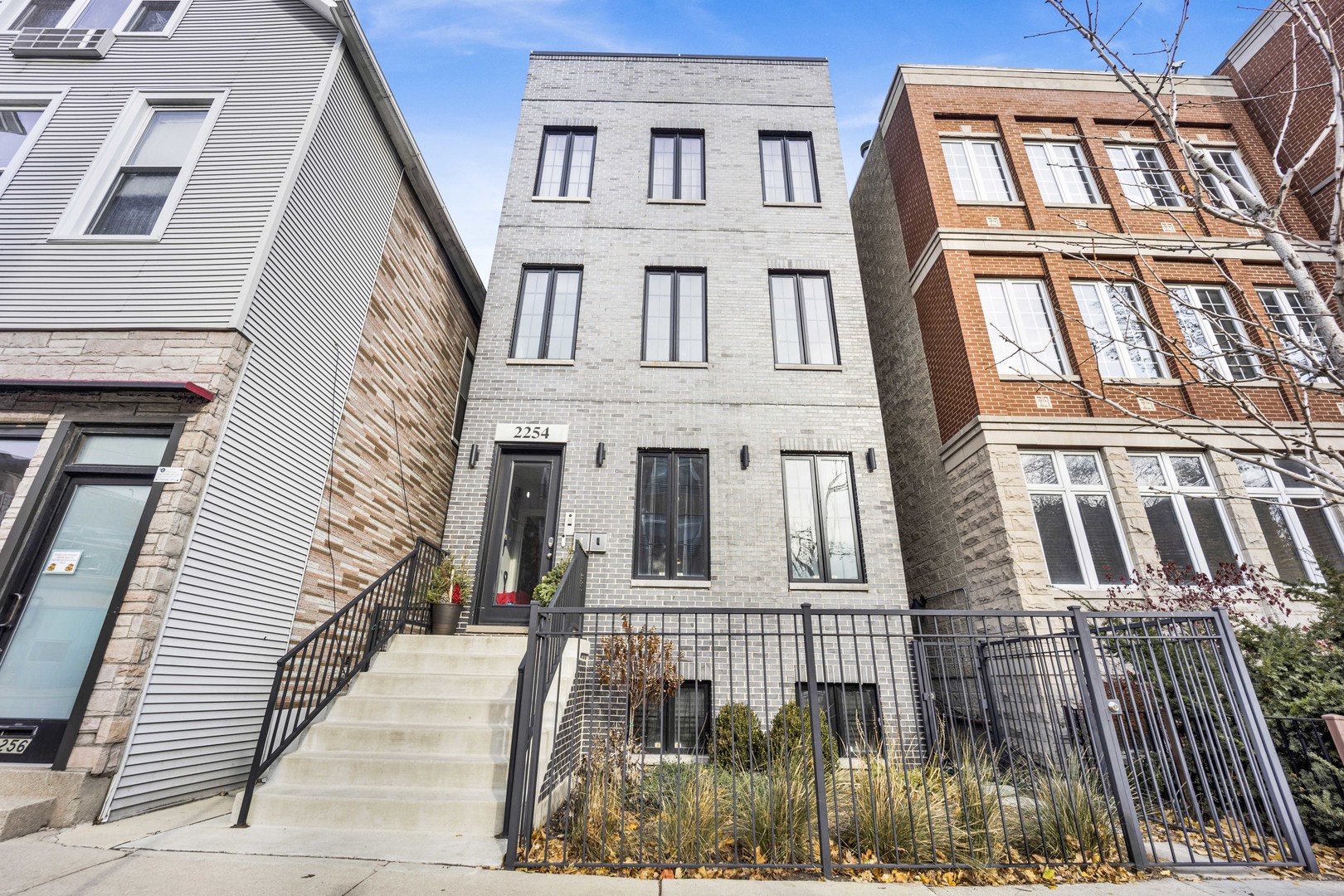 2254 W ROSCOE Street Unit: 2