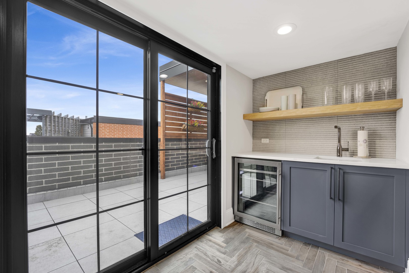 2254 W ROSCOE Street Unit: 2