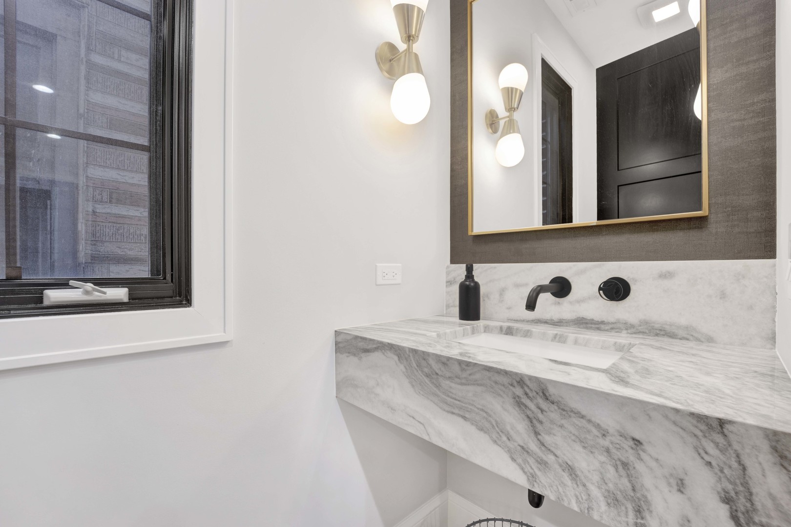 2254 W ROSCOE Street Unit: 2