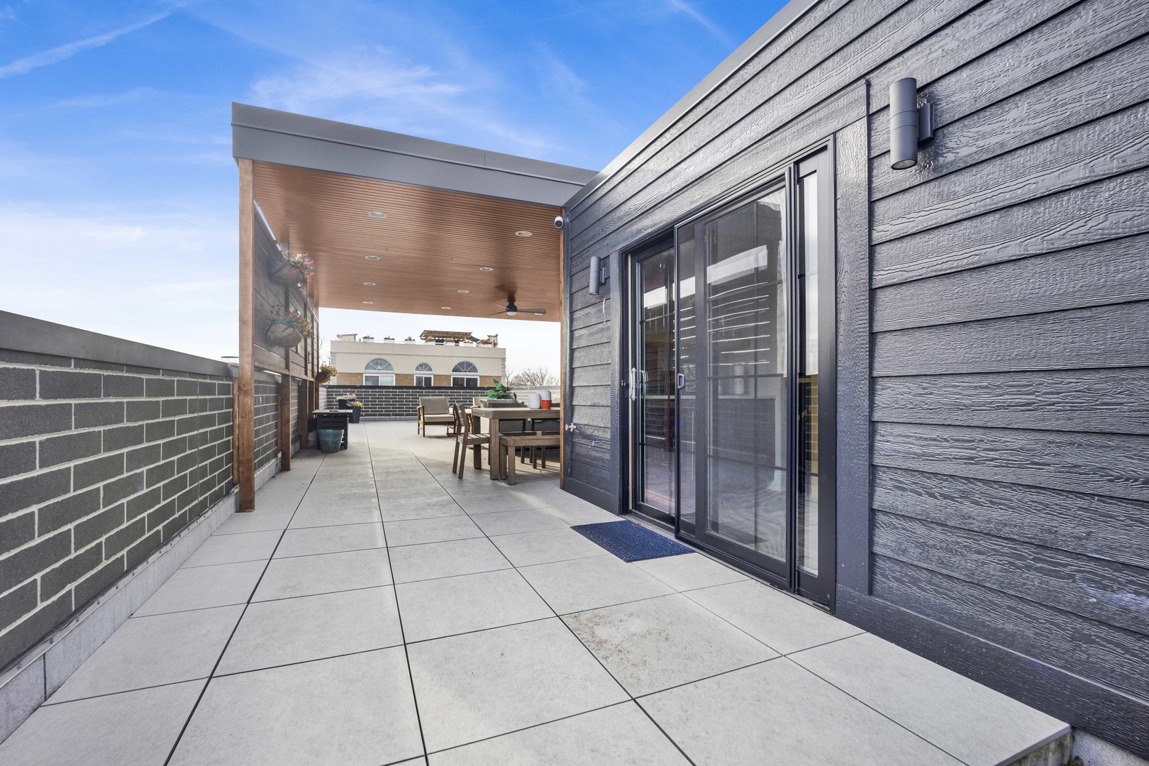 2254 W ROSCOE Street Unit: 2