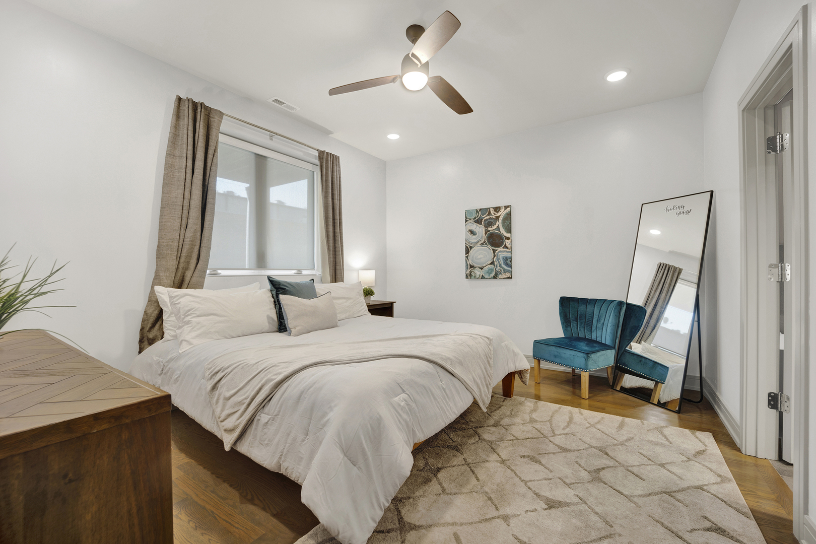 4956 N Western Avenue Unit: 2N