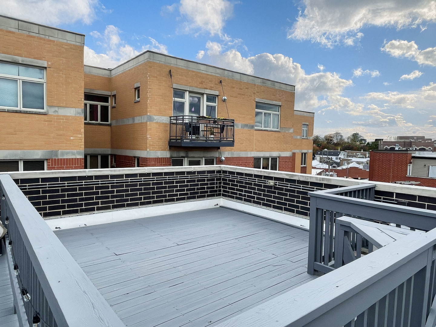 4956 N Western Avenue Unit: 2N