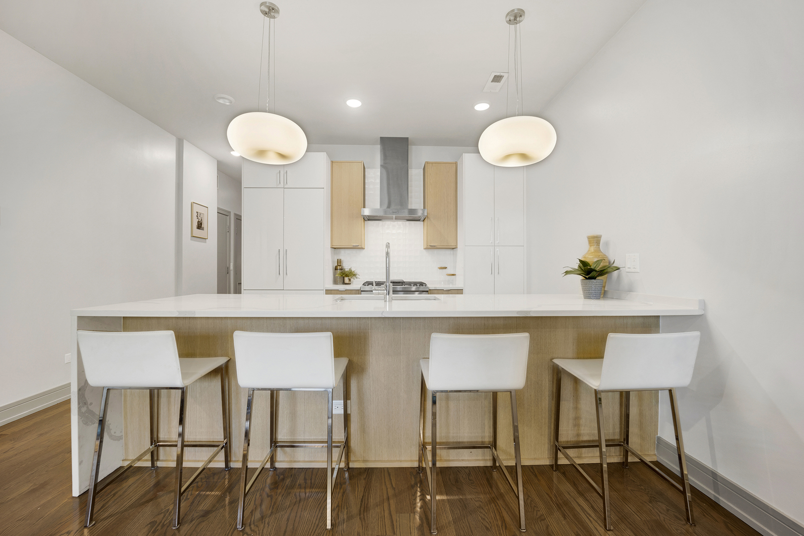 4956 N Western Avenue Unit: 2N