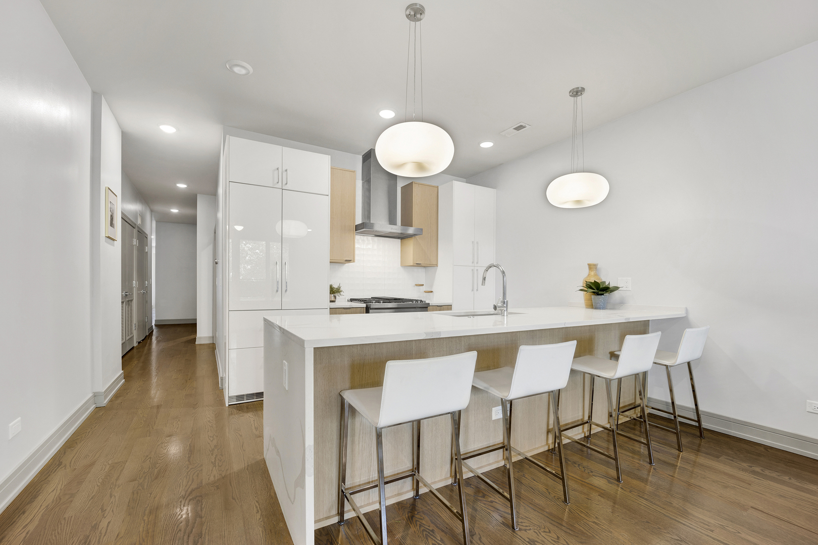 4956 N Western Avenue Unit: 2N