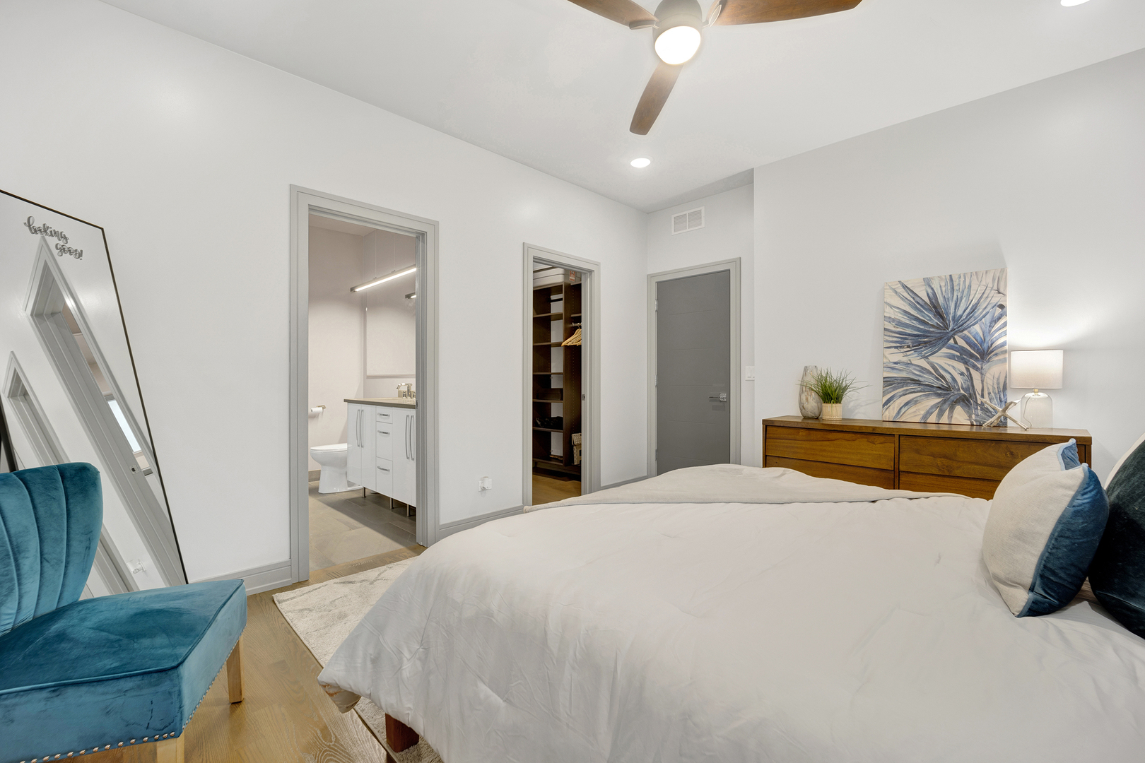 4956 N Western Avenue Unit: 2N