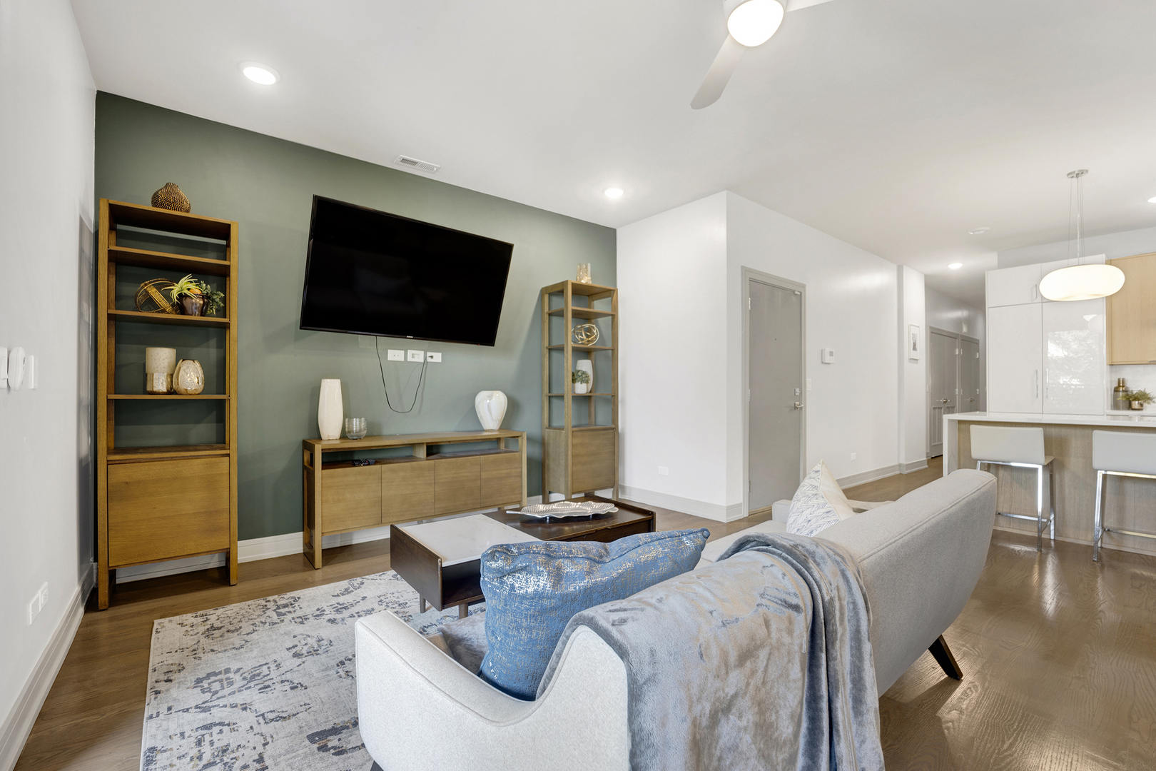 4956 N Western Avenue Unit: 2N