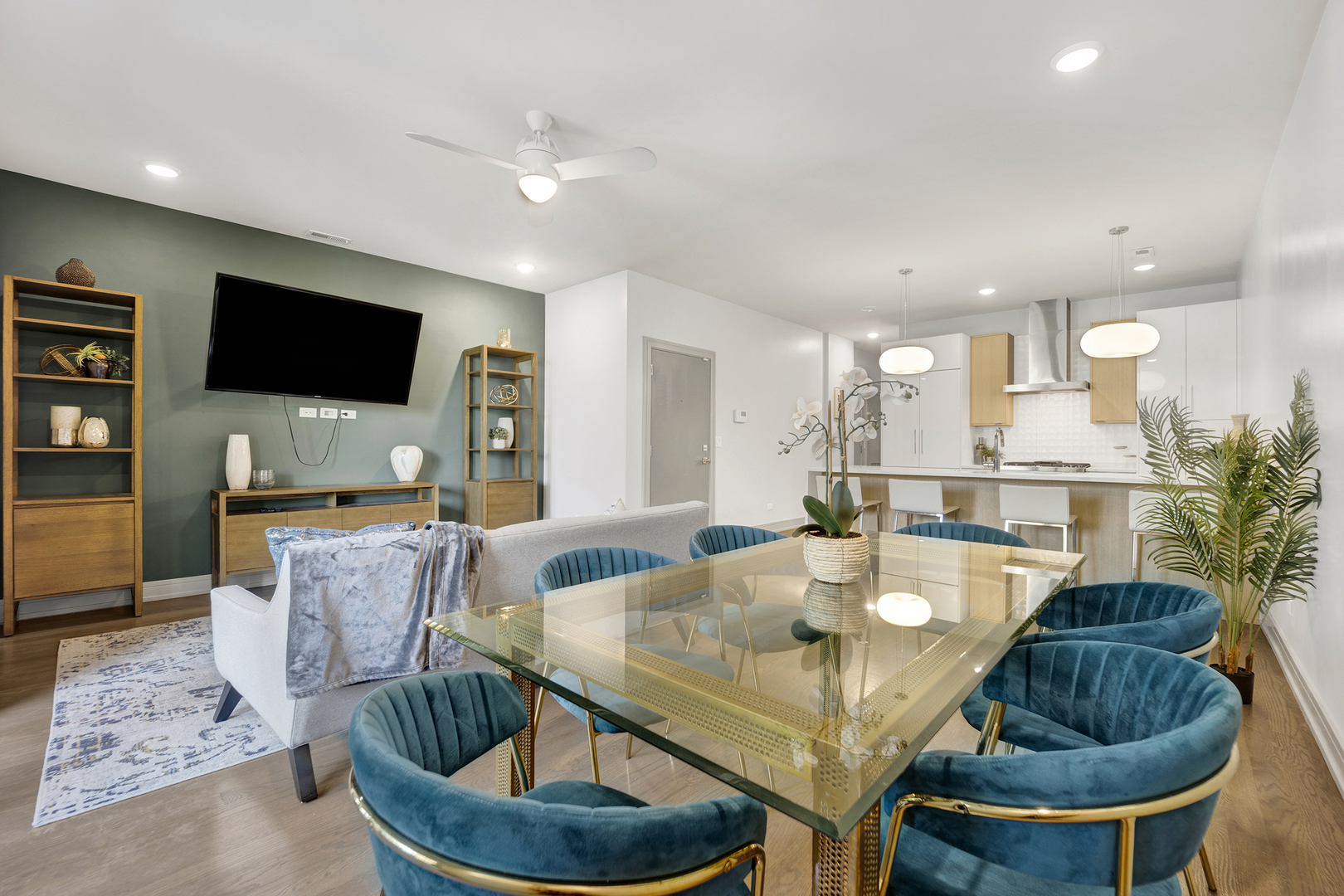 4956 N Western Avenue Unit: 2N