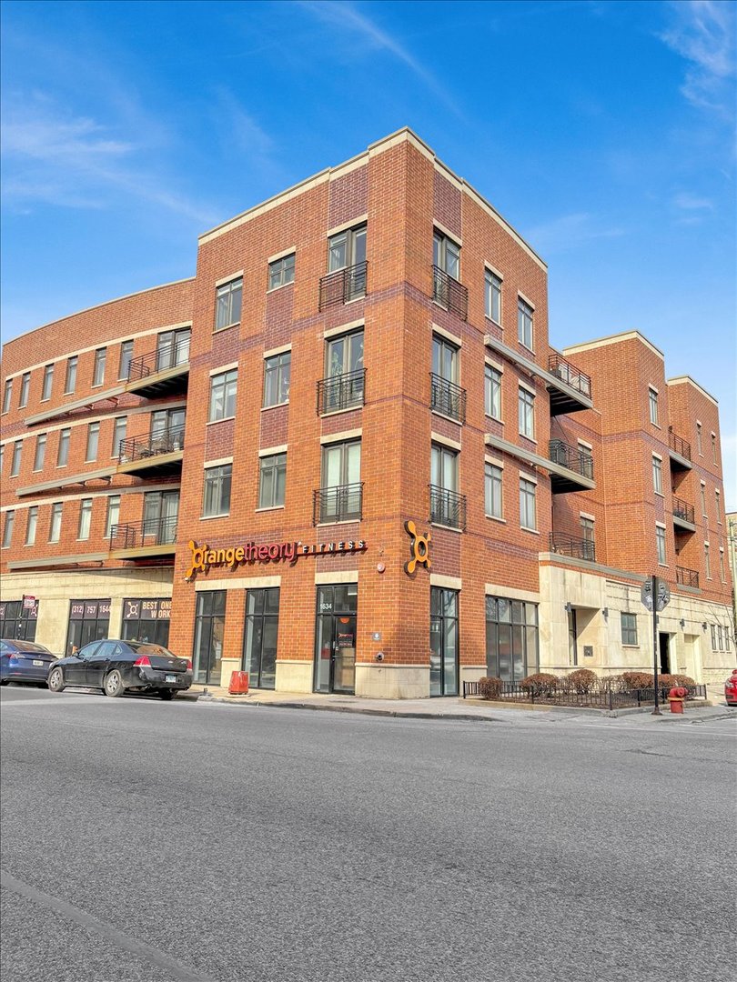 1600 N MARSHFIELD Avenue Unit: 306