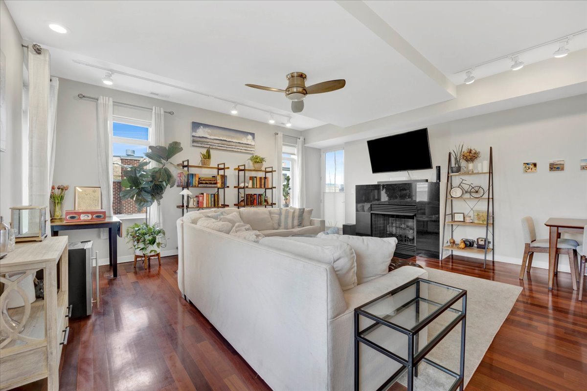 1600 N MARSHFIELD Avenue Unit: 306
