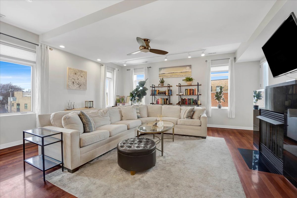 1600 N MARSHFIELD Avenue Unit: 306