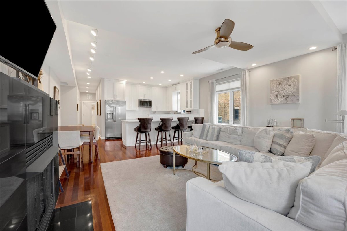1600 N MARSHFIELD Avenue Unit: 306