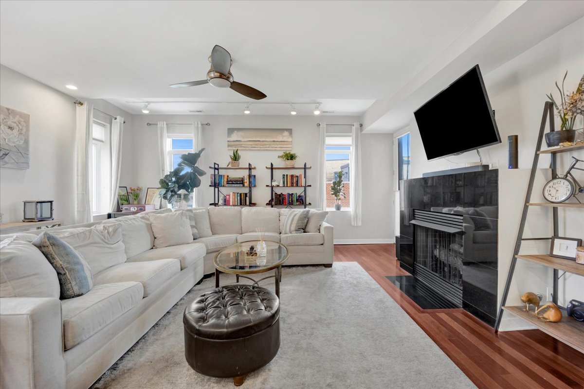 1600 N MARSHFIELD Avenue Unit: 306
