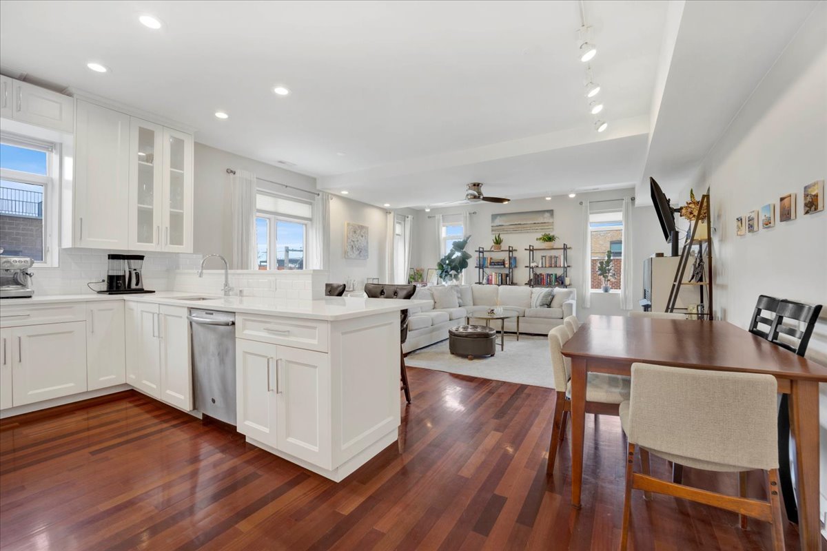 1600 N MARSHFIELD Avenue Unit: 306