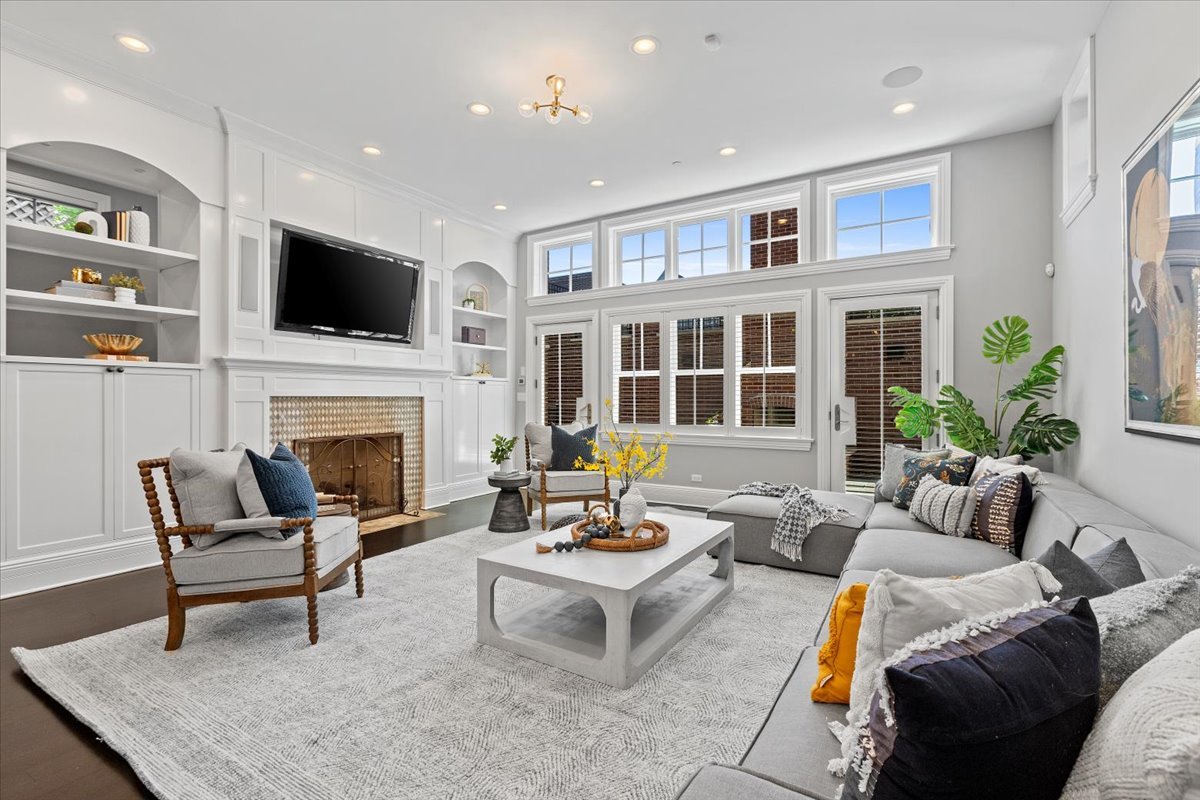 3424 N Greenview Avenue