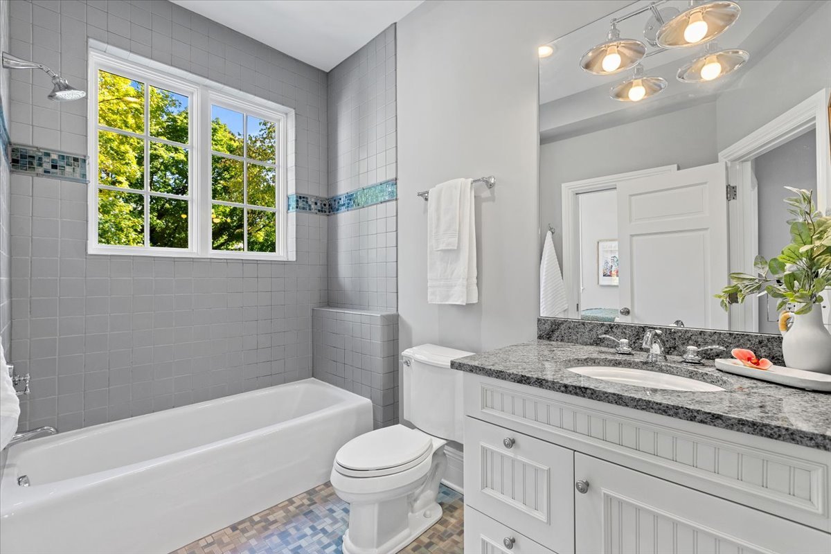 3424 N Greenview Avenue