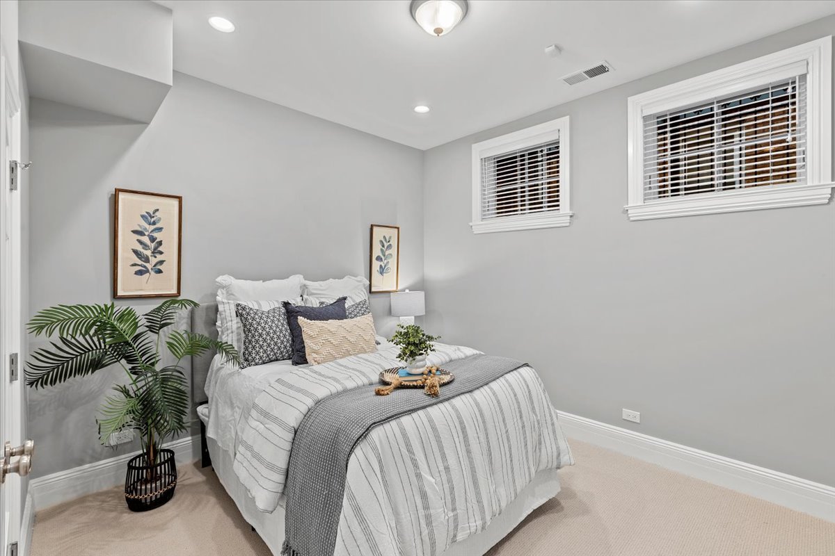 3424 N Greenview Avenue