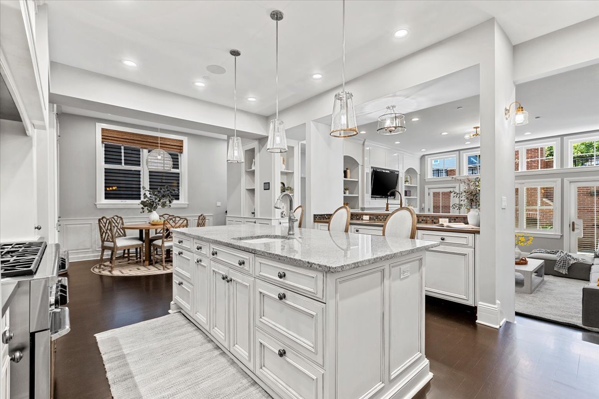 3424 N Greenview Avenue