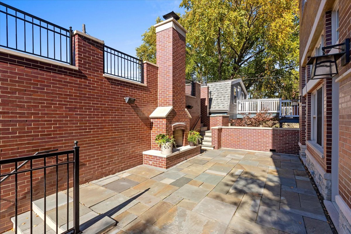 3424 N Greenview Avenue