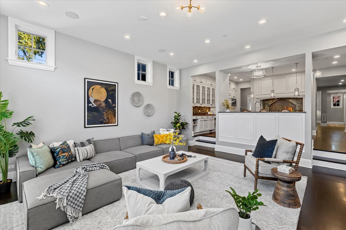 3424 N Greenview Avenue