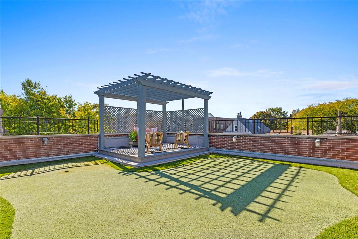 3424 N Greenview Avenue