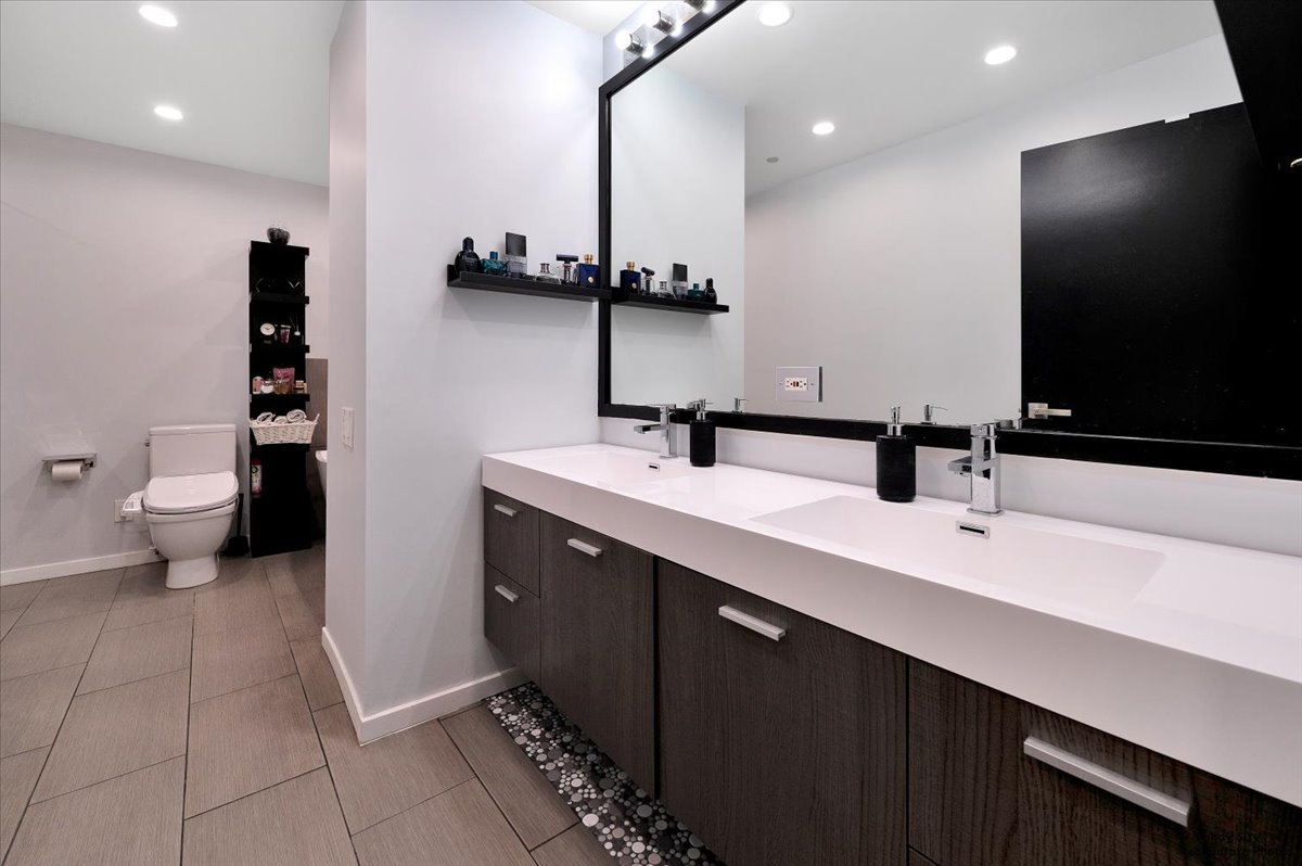 600 N Kingsbury Street Unit: 307