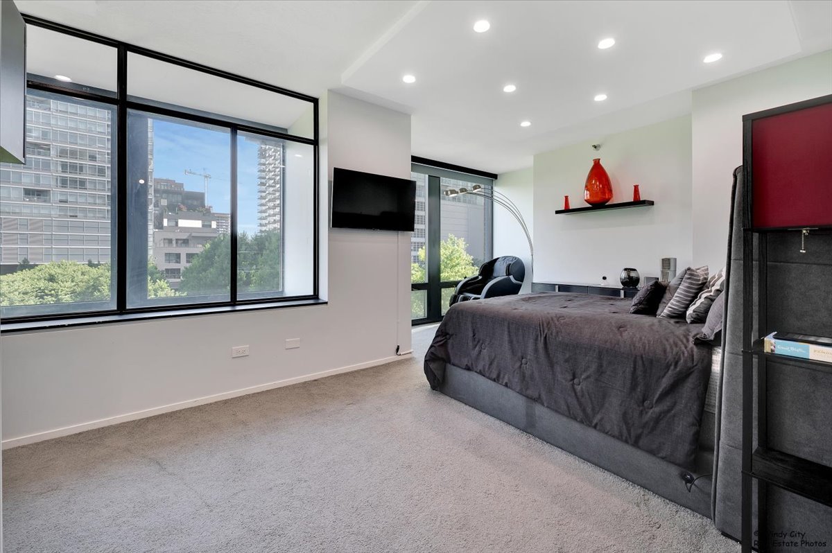 600 N Kingsbury Street Unit: 307