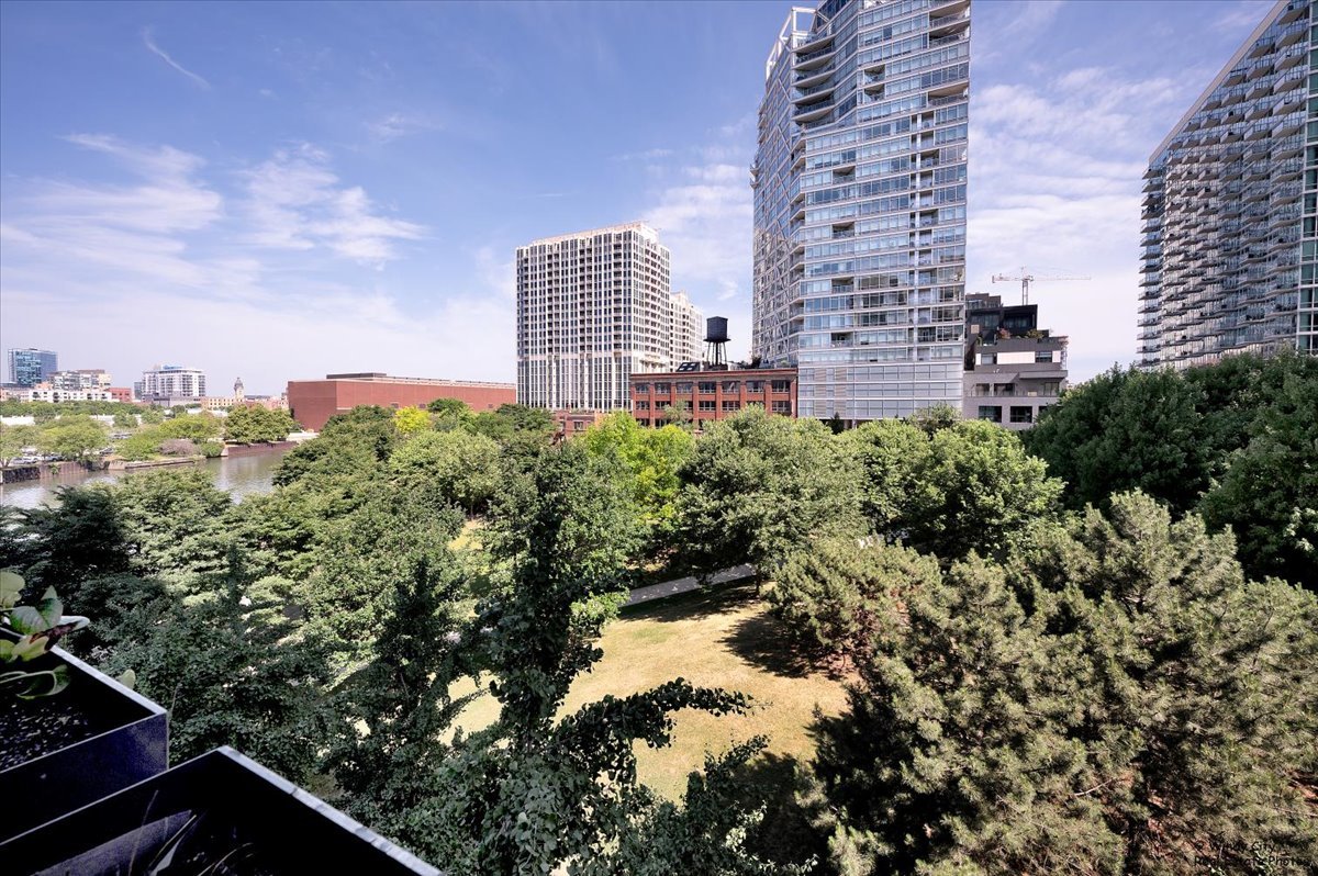 600 N Kingsbury Street Unit: 307