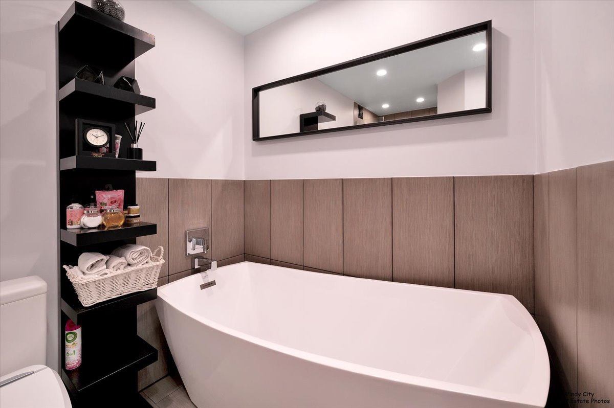 600 N Kingsbury Street Unit: 307