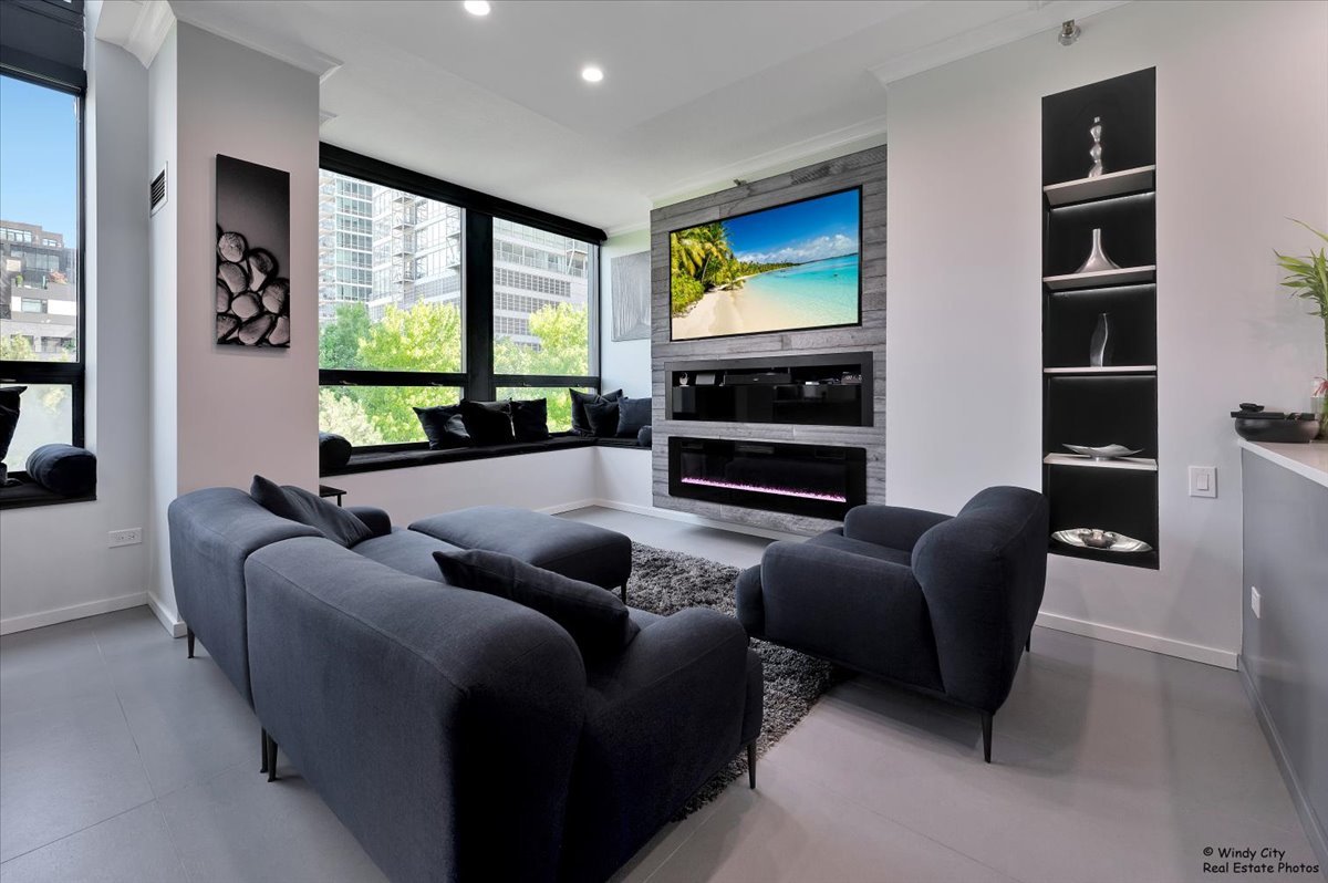 600 N Kingsbury Street Unit: 307